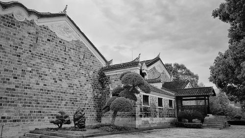 Statue of historic building against sky