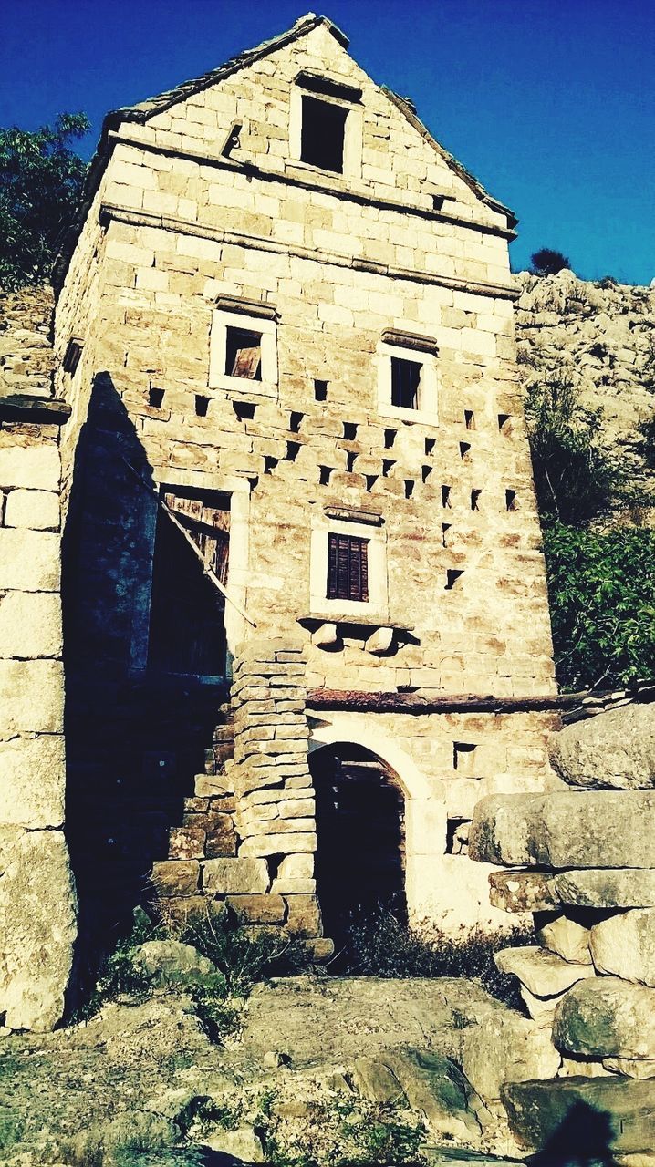 LOW ANGLE VIEW OF CASTLE AGAINST SKY