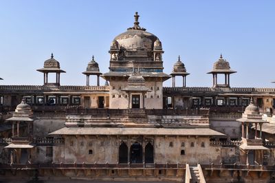 Jahangir mahal built in 17th century by vir singh deo to honoring the mughal prince jahangir.