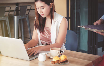 Close-up of woman holding coffee cup