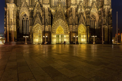 Tourists in front of cologne cathedral at night