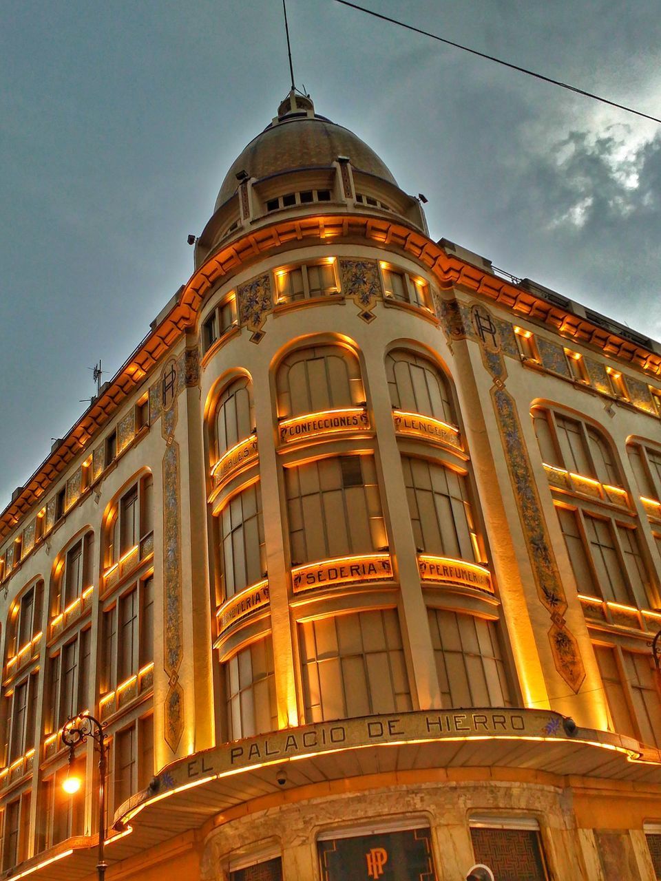 LOW ANGLE VIEW OF BUILDING IN CITY