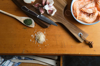 Ingredients needed to prepare a spanish paella