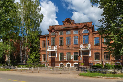 Building of former real school in kineshma, russia