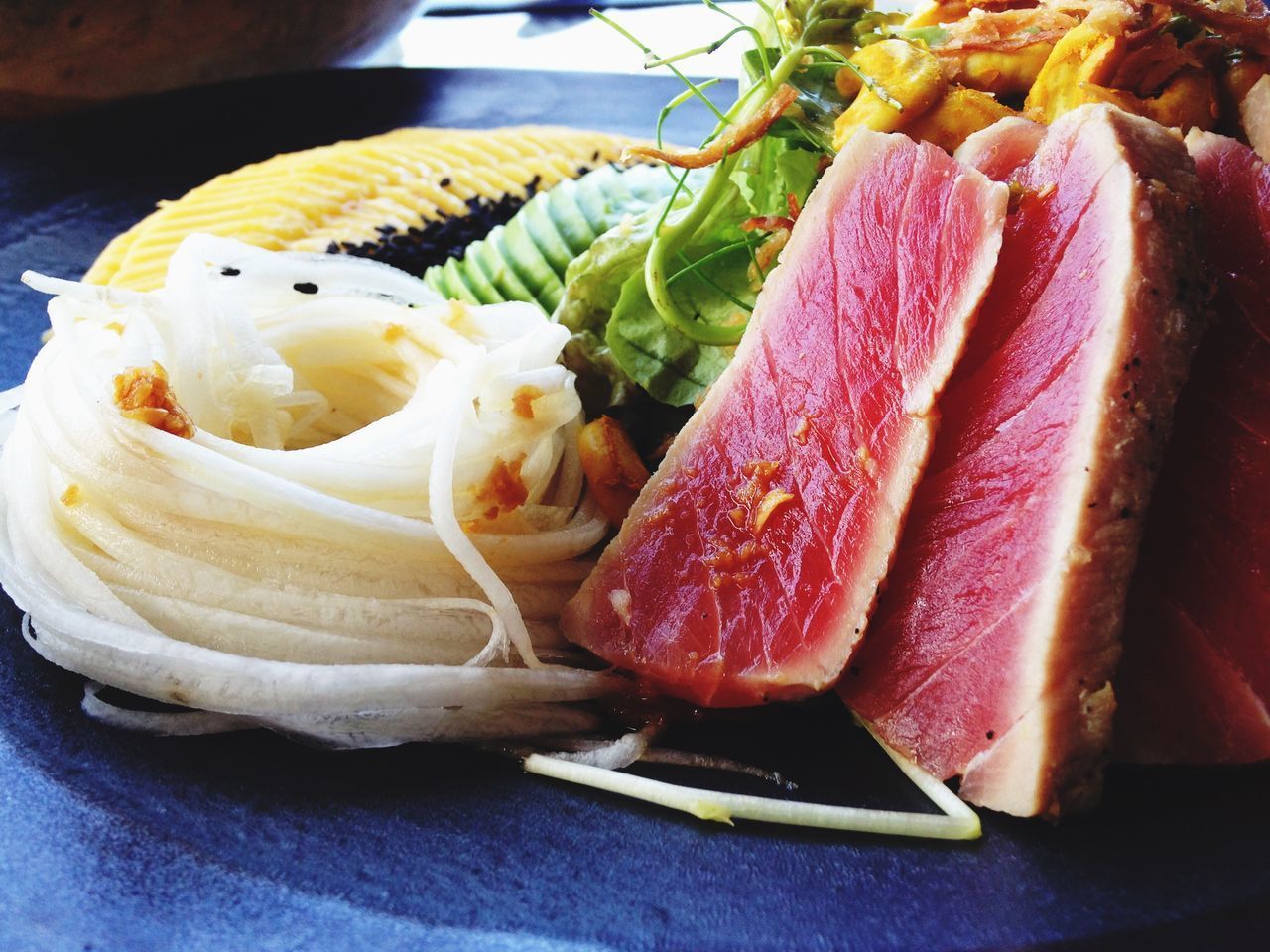 CLOSE-UP OF FOOD ON PLATE