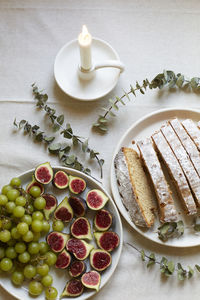 A table with fruit and gingerbread