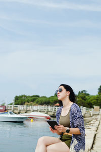 Happy business woman relaxing, working in beach at adriatic seaside. technology. summer vacation