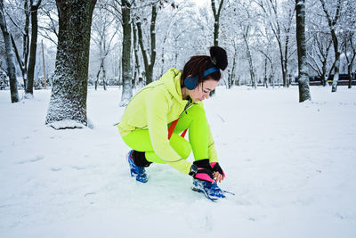 Gear up for cold weather running, how to dress for winter running. running woman in sportswear