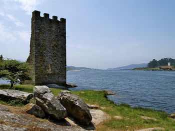 Old ruin building against sky