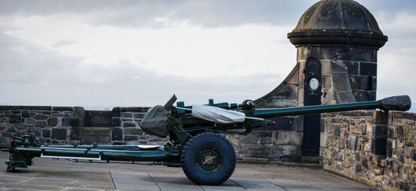 Photo of an army weapon used during war. placed on top of a palace in united kingdom