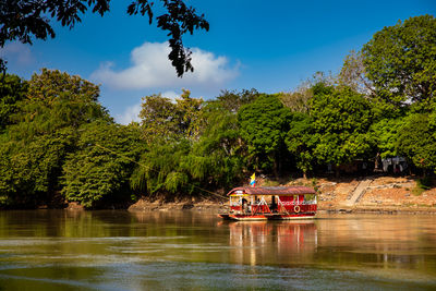 Non motorized ferry, called planchon, used by residents to cross the sinú river in montería.
