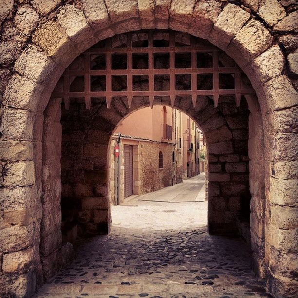 arch, architecture, built structure, archway, building exterior, the way forward, stone wall, brick wall, arched, tunnel, history, old, cobblestone, narrow, building, indoors, diminishing perspective, entrance, window, wall - building feature