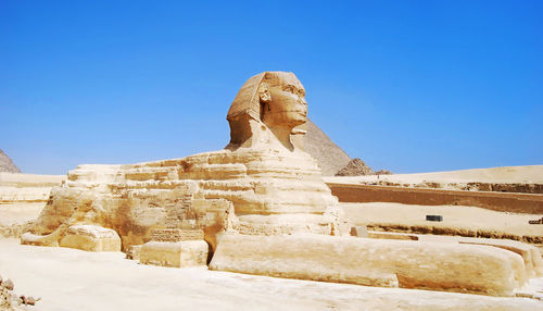 Statue of historical building against blue sky