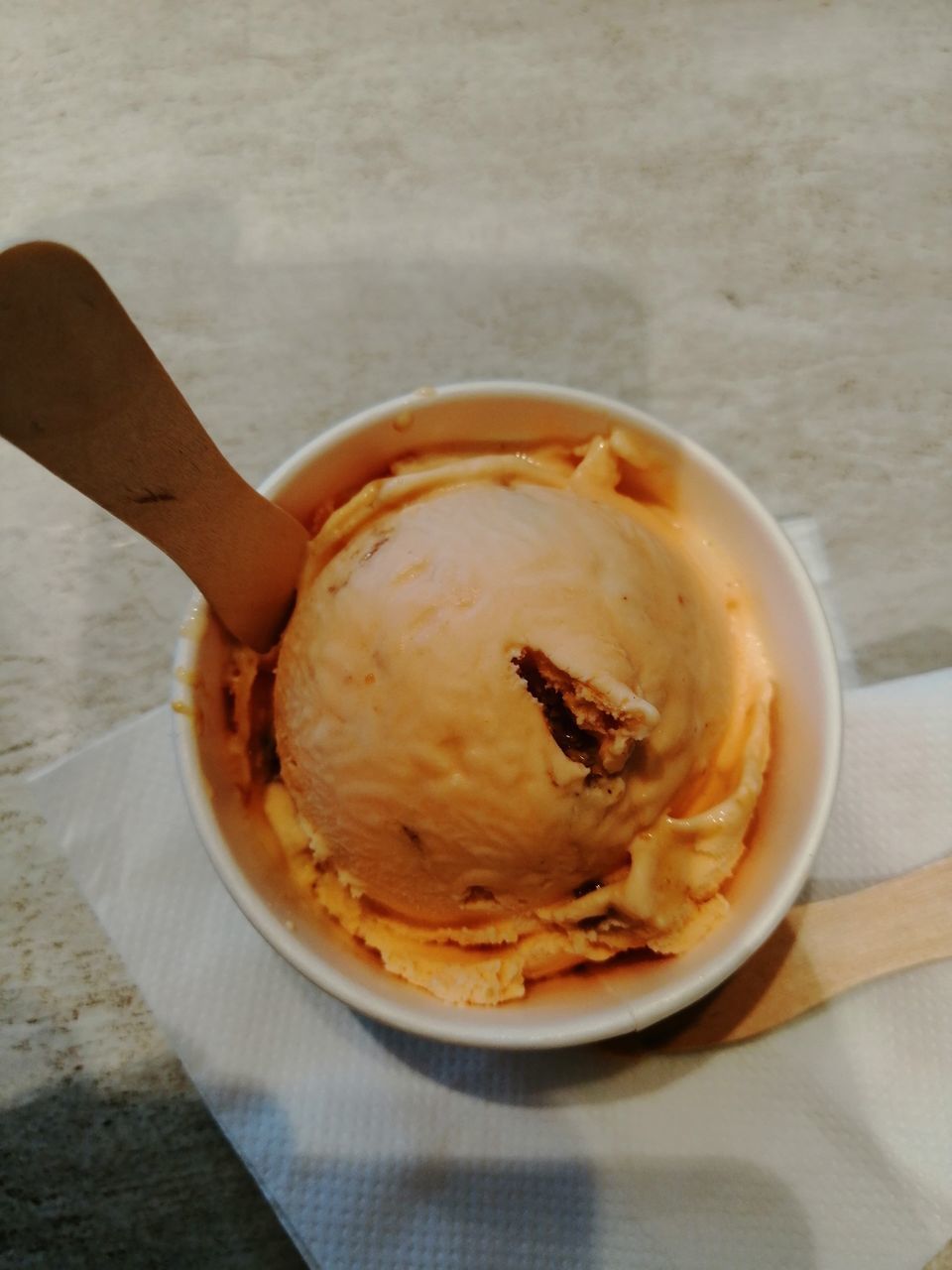 HIGH ANGLE VIEW OF ICE CREAM IN PLATE