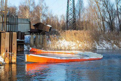 The floating boom prevents foam and debris from contaminating reservoir. reducing harmful emissions.