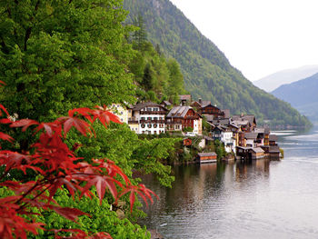 Impressive lake village of hallstatt in the peaceful morning, austria