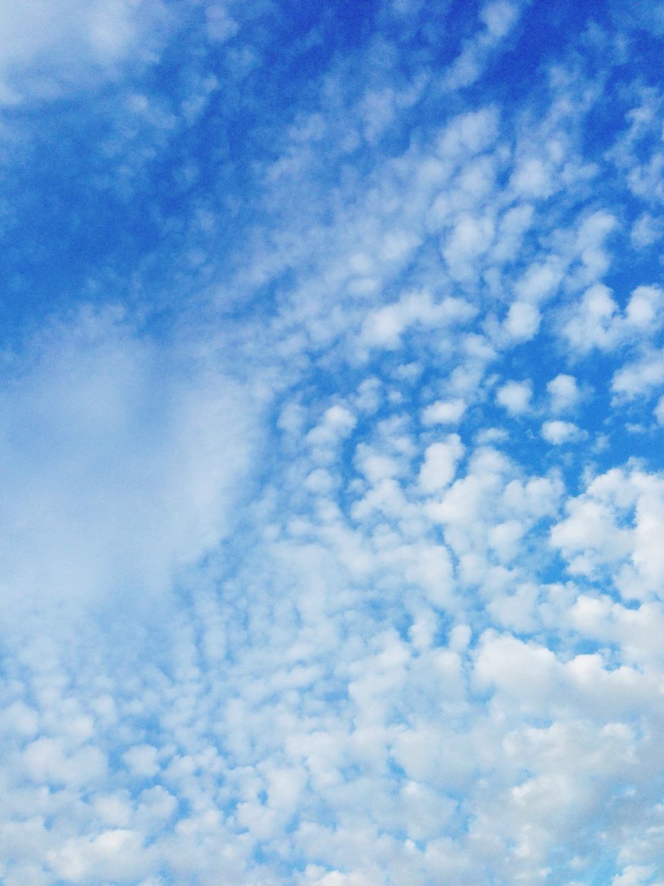 Blue sky with cloudscape