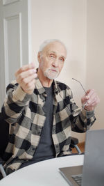 Senior man gesturing in rehabilitation center