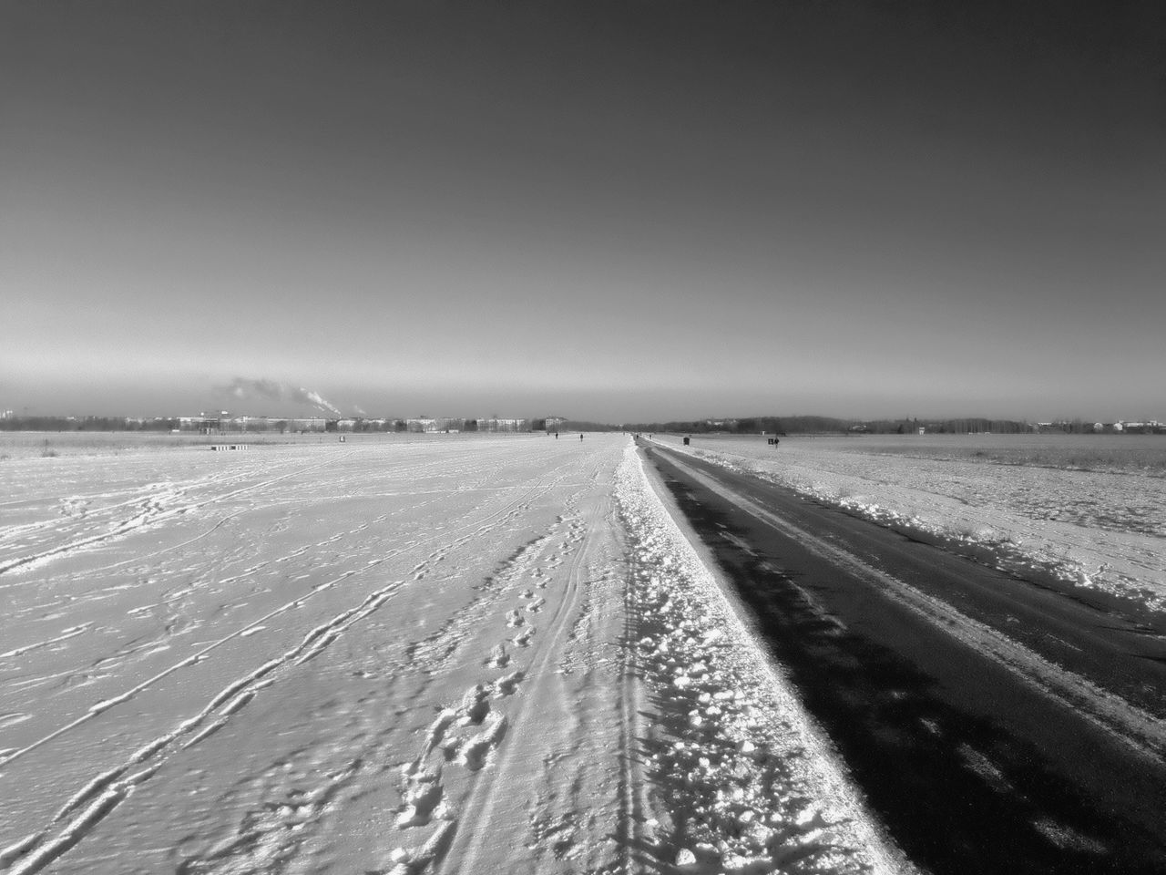 winter, snow, cold temperature, the way forward, diminishing perspective, transportation, road, vanishing point, weather, tranquility, tranquil scene, water, clear sky, copy space, nature, scenics, season, beauty in nature, sky, landscape