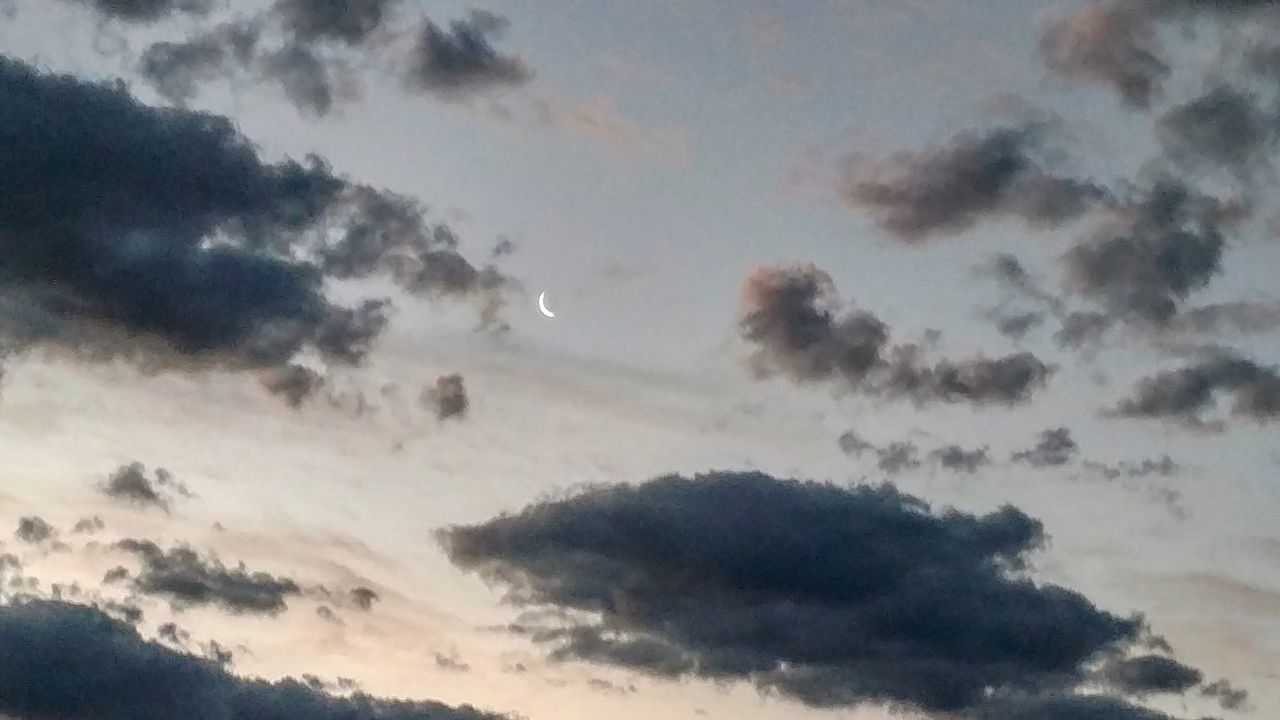 LOW ANGLE VIEW OF CLOUDY SKY AT DUSK