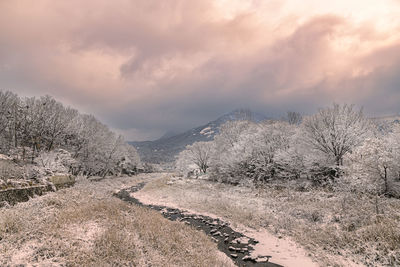 The snow-covered valley. the thick layers of clouds are cool.