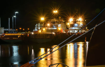 Den helder, the netherlands. november 2019. an oilrig and a supplier by night in den helder,.