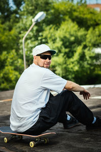 Young man wearing sunglasses in hat