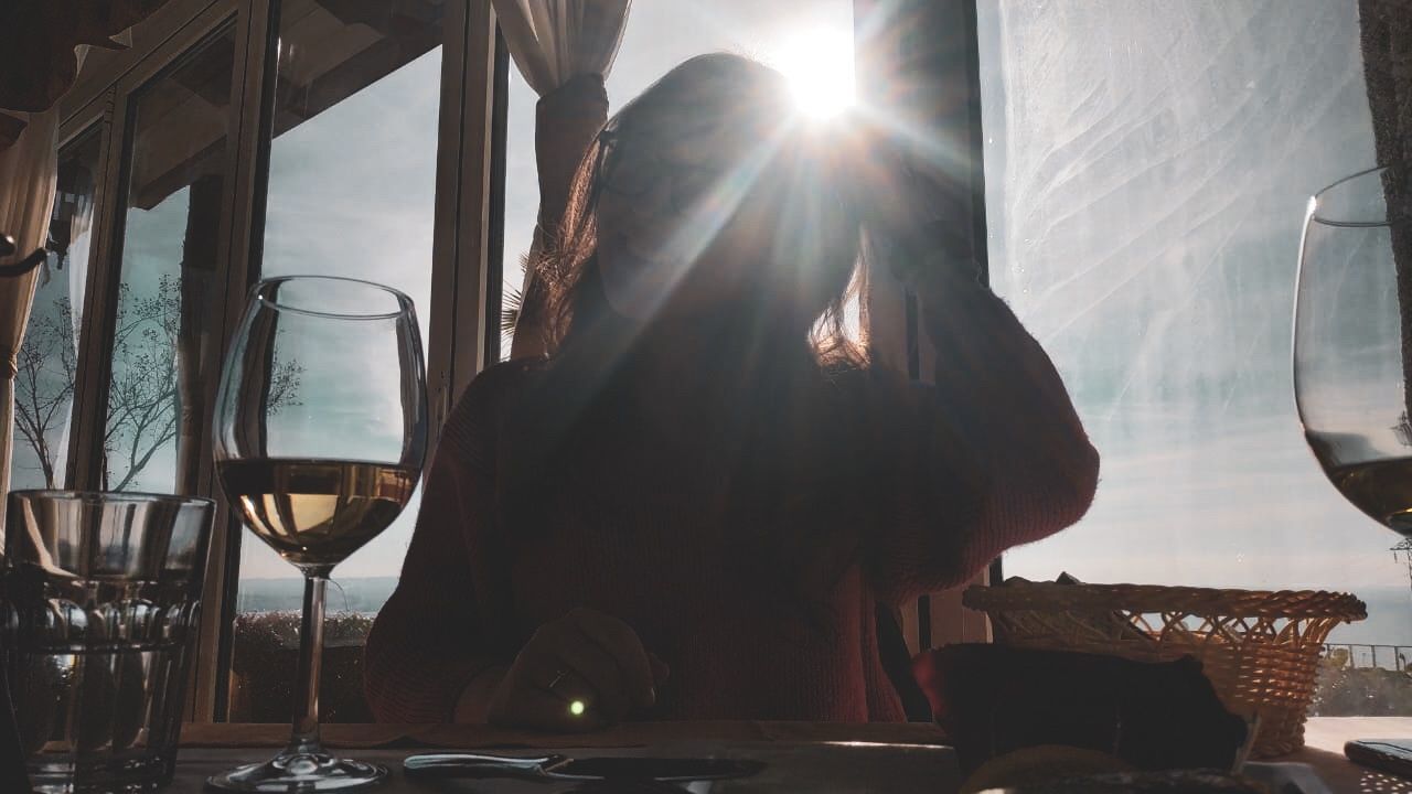 one person, lens flare, real people, sunlight, indoors, food and drink, lifestyles, adult, glass, women, refreshment, drink, table, nature, day, transparent, window, sunbeam, leisure activity, hairstyle