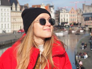 Portrait of woman wearing sunglasses in city