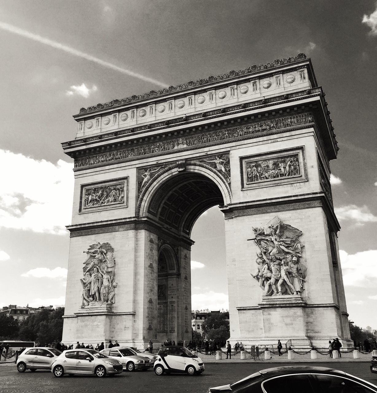 triumphal arch, arch, cultures, built structure, architecture, travel destinations, city, monument, outdoors, sky, low angle view, sculpture, day, no people