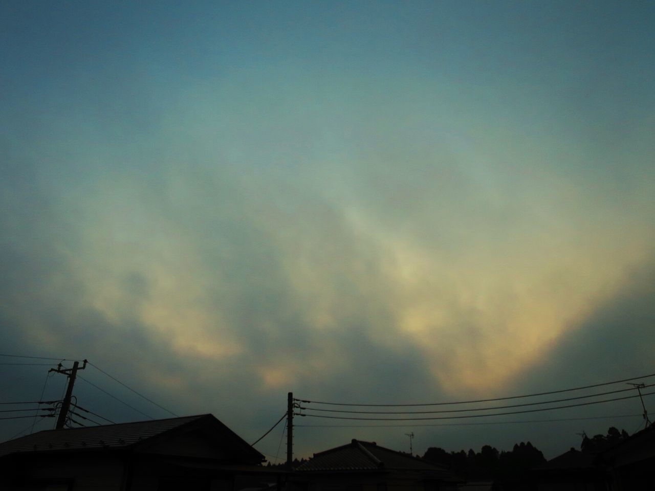 LOW ANGLE VIEW OF SILHOUETTE BUILDINGS AGAINST SKY