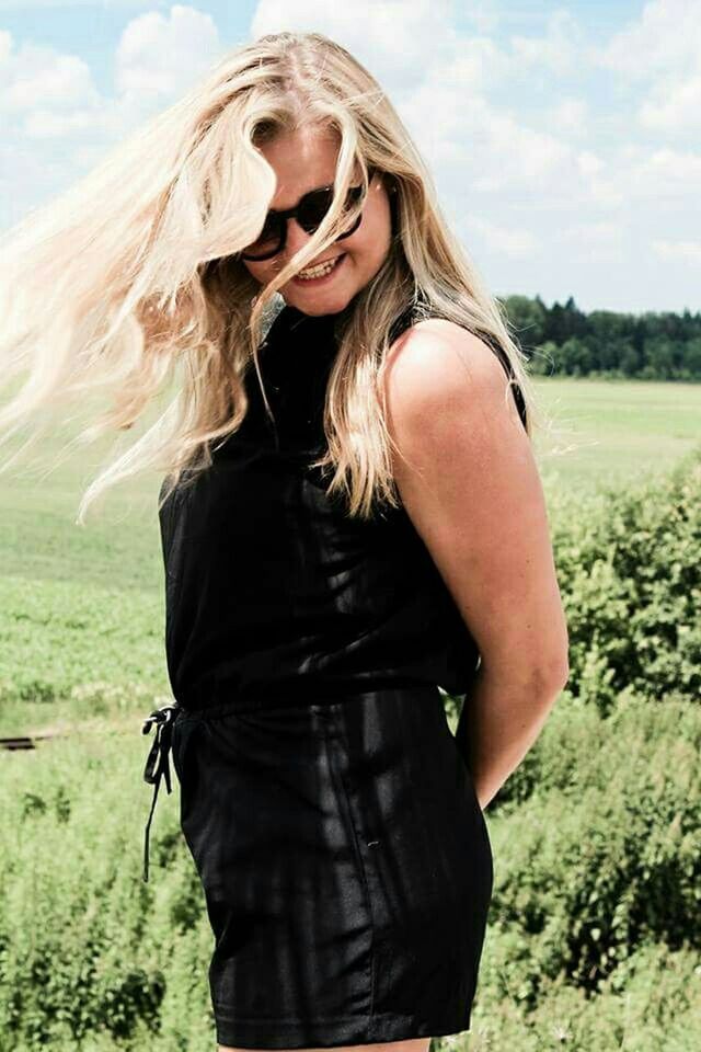 lifestyles, young adult, person, leisure activity, casual clothing, young women, field, three quarter length, sky, standing, grass, long hair, sunglasses, focus on foreground, blond hair, landscape, nature, front view