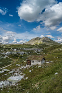 Peer gynt hytta and svartknatten in horisont, rondane nationalpark, høvringen