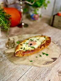 Khachapuri / chatschapuri georgisches käsebrot mit ei