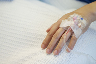 Close-up of woman hand holding paper