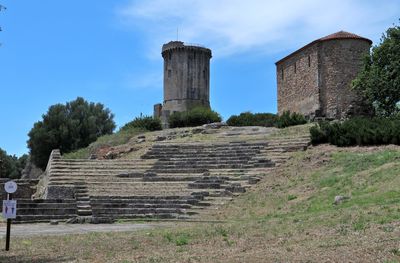 Old ruin building against sky