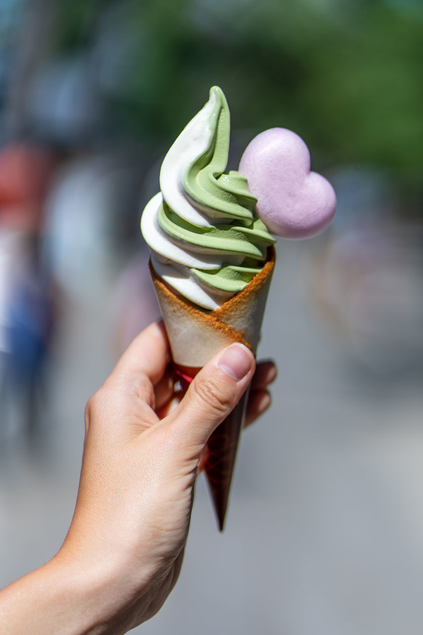 CLOSE-UP OF HAND HOLDING ICE CREAM CONE