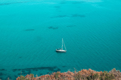 High view of the sailboat in the sea