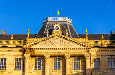 Statue of historical building against blue sky