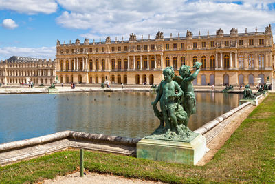 Statue of fountain in front of building