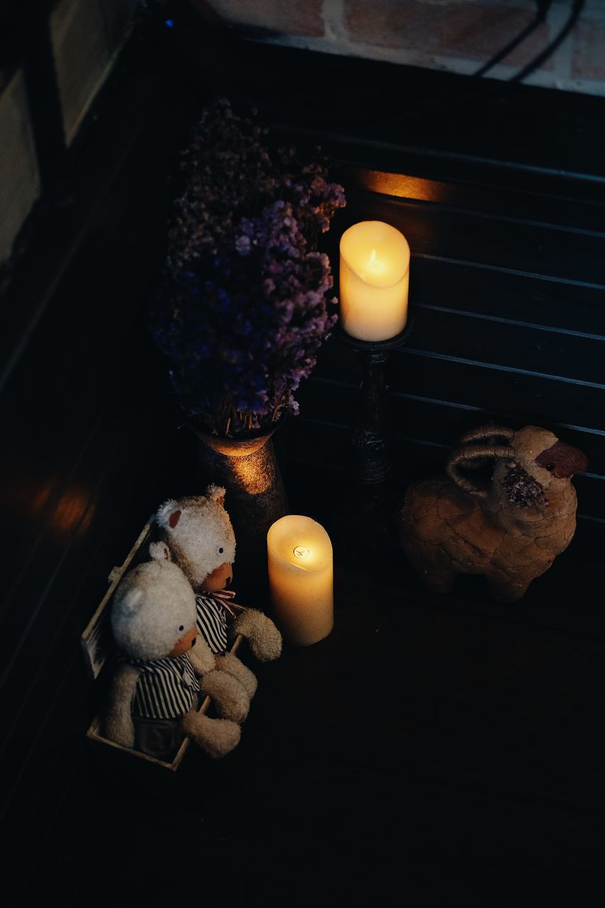 HIGH ANGLE VIEW OF CANDLES ON WOODEN TABLE