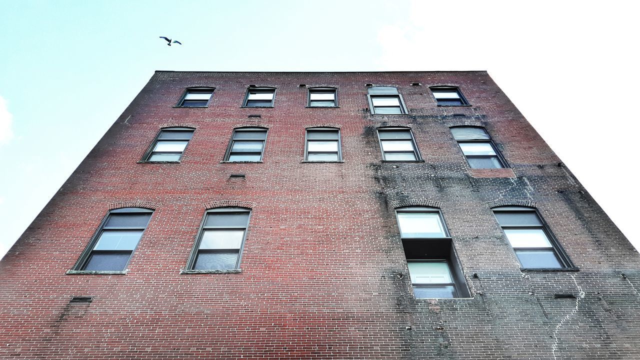 LOW ANGLE VIEW OF A BUILDING AGAINST SKY