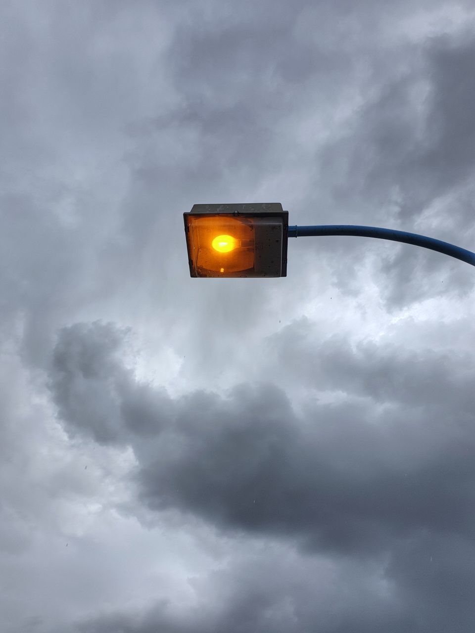 LOW ANGLE VIEW OF STREET LIGHT AGAINST CLOUDY SKY