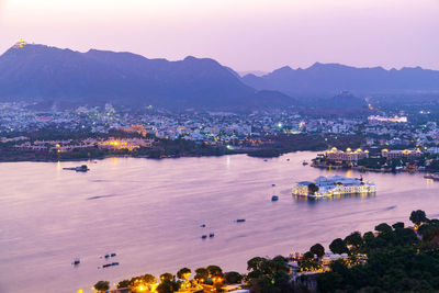 Sunset at udaipur city at lake pichola in the evening, rajasthan, india.