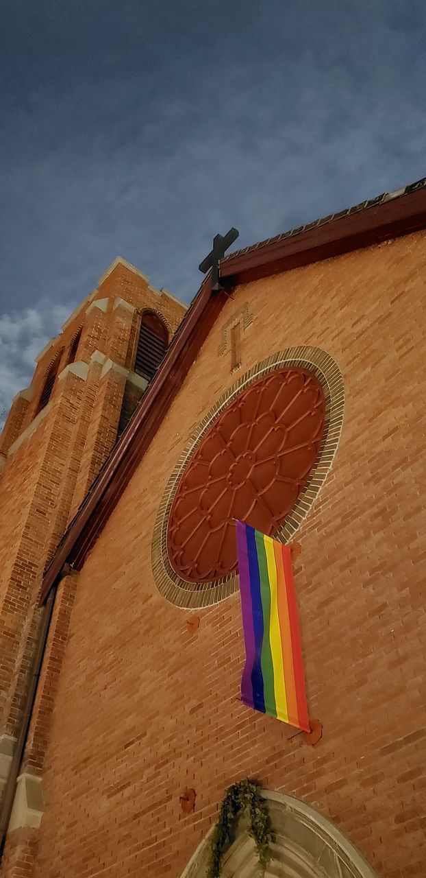 LOW ANGLE VIEW OF MULTI COLORED BUILDING ROOF