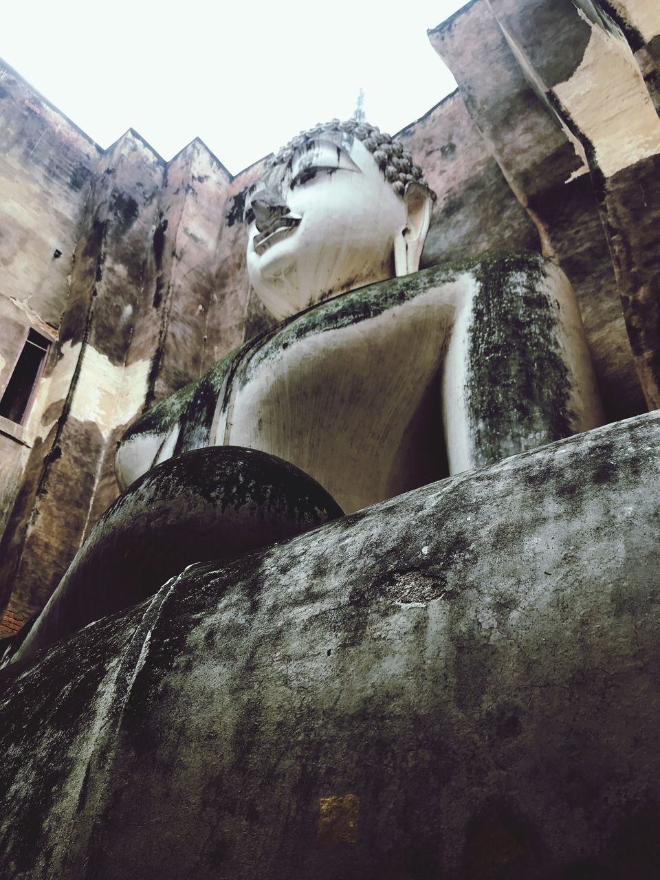 LOW ANGLE VIEW OF STATUE AGAINST SKY