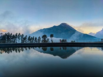 Reflection of mountains in lake against sky