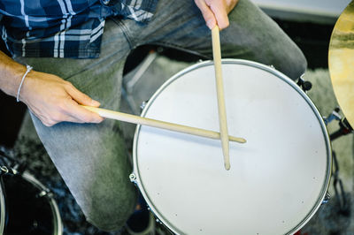 Midsection of man playing guitar