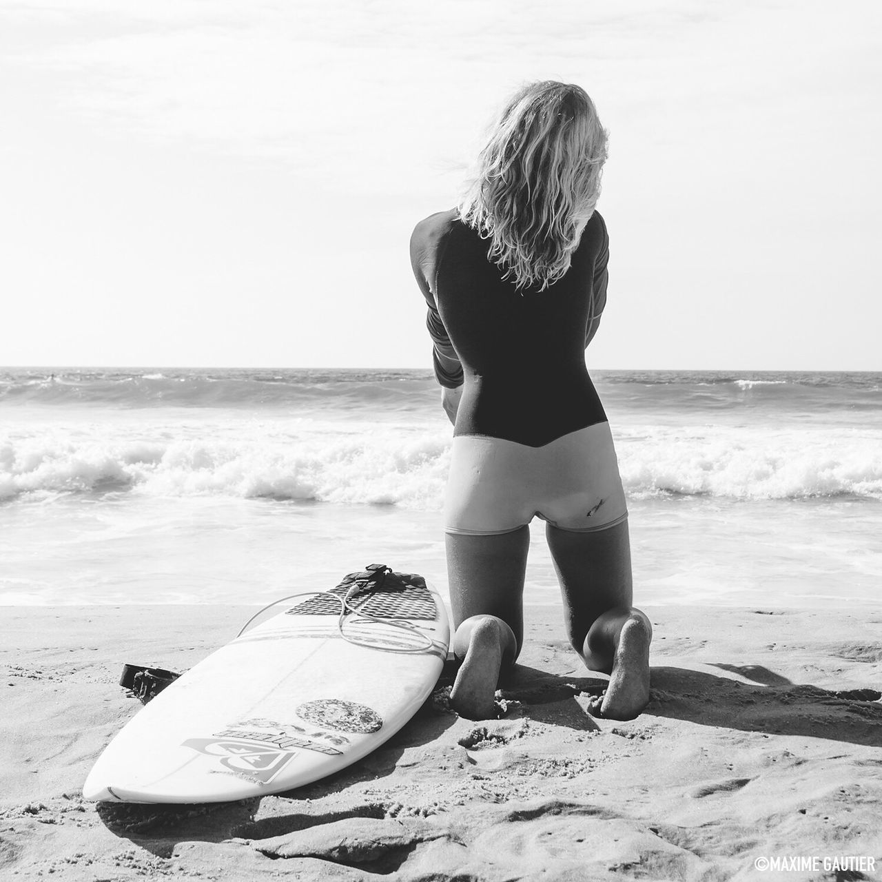 sea, beach, horizon over water, water, shore, full length, lifestyles, leisure activity, sand, rear view, casual clothing, young adult, vacations, clear sky, standing, wave, young women, nature