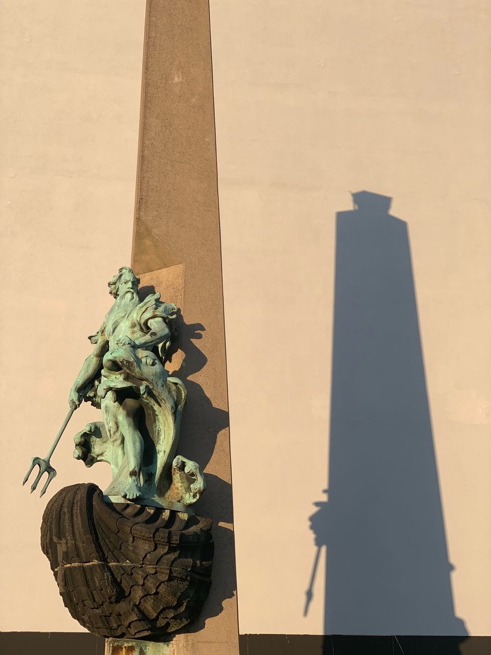 STATUE OF LIBERTY AGAINST WALL